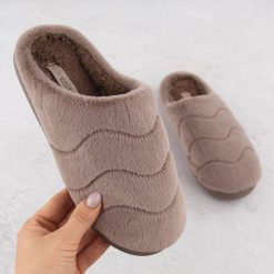 Kapcie domowe damskie futerkowe brązowe UNISOFT 6622. Brązowe kapcie marka niezdefiniowana, bez wzorów, z tkaniny. Za 55.99 zł.