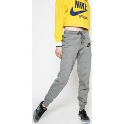 Nike Sportswear - Spodnie. Spodnie dresowe marki Nike Sportswear. W wyprzedaży za 159.90 zł.