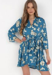 Niebieska Sukienka Naesousa. Niebieskie sukienki Born2be, l, bez wzorów, z materiału, bez kołnierzyka, bez ramiączek, mini, kopertowe. Za 169.99 zł.
