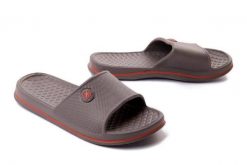 AXIM 7K23767 dark grey, klapki basenowe damskie. Szare klapki Axim, bez wzorów, bez obcasa, bez zapięcia. Za 34.99 zł.