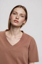 T-shirt z dekoltem w serek beżowy. Brązowe t-shirty MOODO, l, bez wzorów, z bawełny, bez kołnierzyka, bez ramiączek. Za 39.99 zł.