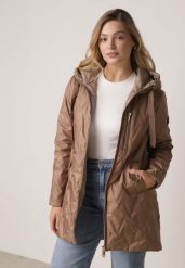 Jasnobrązowa Pikowana Kurtka Przejściowa Parka z Kapturem o Długim Kroju z Ozdobą Isaline. Brązowe płaszcze Born2be, l, z aplikacjami, z dresówki, klasyczne, z kapturem. Za 149.99 zł.