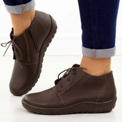 Czekoladowe skórzane Polskie botki damskie zimowe Deoni D466. Brązowe botki Deoni, bez wzorów, z jeansu, klasyczne, z okrągłym noskiem, bez obcasa, na płaskiej podeszwie, bez zapięcia. W wyprzedaży za 367.20 zł.