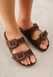 Brązowe Klapki VICES Ozdobione Przeszyciami i Klamrami z Imitacji Drewna Kallinope. Brązowe klapki Born2be, bez wzorów, klasyczne, bez obcasa, na płaskiej podeszwie, bez zapięcia. Za 99.99 zł.