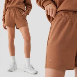 SPODENKI DAMSKIE 4F DRESOWE Z DODATKIEM MODALU TSHOF324 KRÓTKIE KOLOR BRĄZOWY. Brązowe szorty sportowe 4f, bez wzorów, z dresówki, do biegania. Za 139.99 zł.