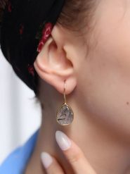 L'Atelier de Gaia Pozłacane kolczyki z czarnym rutylem rozmiar: onesize. Szare kolczyki L'Atelier de Gaia, pozłacane. Za 87.19 zł.