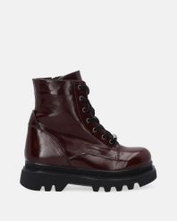 BORDOWE BOTKI DAMSKIE 717100 BORDO. Czerwone botki Venezia, bez wzorów, ze skóry, bez obcasa, bez zapięcia. Za 289.00 zł.