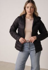 Czarna Przejściowa Kurtka z Kapturem i Pikowanymi Przeszyciami Pretilda. Czarne kurtki Born2be, l, bez wzorów, z jeansu, eleganckie, z kapturem. Za 99.99 zł.