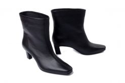 BOCCATO 8022 czarne lico, botki damskie. Czarne botki Boccato, bez wzorów, z polaru, bez obcasa, na obcasie, bez zapięcia. Za 428.32 zł.