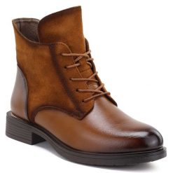 Botki damskie ocieplane camel eVento 26BT02-590. Brązowe botki eVento, bez wzorów, ze skóry ekologicznej, eleganckie, bez obcasa, bez zapięcia. Za 149.99 zł.