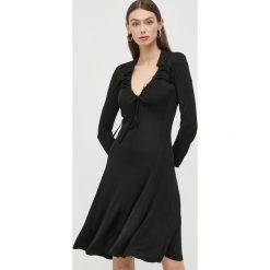 Trussardi sukienka kolor czarny mini dopasowana. Czarne sukienki TRUSSARDI, bez wzorów, z dzianiny, bez kołnierzyka, bez ramiączek, mini, dopasowane. W wyprzedaży za 589.99 zł.