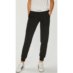 Calvin Klein Jeans - Spodnie. Spodnie materiałowe marki Calvin Klein Jeans. Za 269.90 zł.