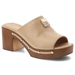 Klapki damskie Karino, cholewka ze skóry naturalnej licowej z szerokim paskiem wsuwane na klocku, beżowe, 5898/001-P. Brązowe klapki Karino, bez wzorów, ze skóry, bez obcasa, na obcasie, bez zapięcia. Za 509.00 zł.