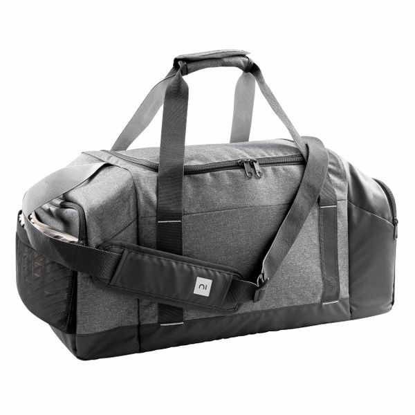 Torba sportowa Decathlon Academic 55 l. Czarne torby sportowe Decathlon, bez wzorów, z materiału. Za 119.99 zł.