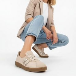 Trampki damskie Armodo, z łączonych materiałów ze skórą naturalną i zamszowymi wstawkami na cholewce sznurowana konstrukcja z metalicznymi paskami, b. Brązowe trampki Armodo, z aplikacjami, z jeansu, klasyczne, bez zapięcia. Za 359.00 zł.