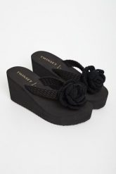 Klapki damskie na koturnie TWINSET U&B. Klapki Twinset U&B, bez wzorów, bez obcasa, na koturnie, bez zapięcia. Za 509.00 zł.