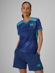 4F Koszulka piłkarska regular szybkoschnąca damska - denim S. Niebieskie t-shirty sportowe 4f, s, bez wzorów, z denimu, bez ramiączek, na fitness i siłownię. Za 119.99 zł.