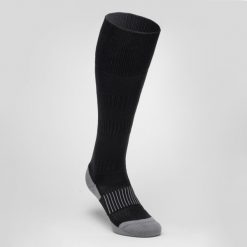 Skarpety do rugby R500 wysokie. Czarne skarpetki KIPSTA, bez wzorów, z elastanu. Za 26.99 zł.