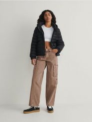 Pikowana kurtka light padded - czarny. Czarne kurtki Reserved, l, bez wzorów, z tkaniny, bez kaptura. W wyprzedaży za 79.99 zł.