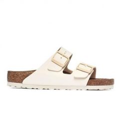 Klapki damskie Birkenstock Arizona. Białe klapki Birkenstock, bez wzorów, z jeansu, eleganckie, bez obcasa, bez zapięcia. Za 408.65 zł.