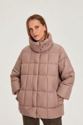 Pikowana kurtka z wysokim kołnierzem beżowa. Brązowe kurtki MOODO, l, bez wzorów, z poliesteru, bez kaptura. Za 299.99 zł.