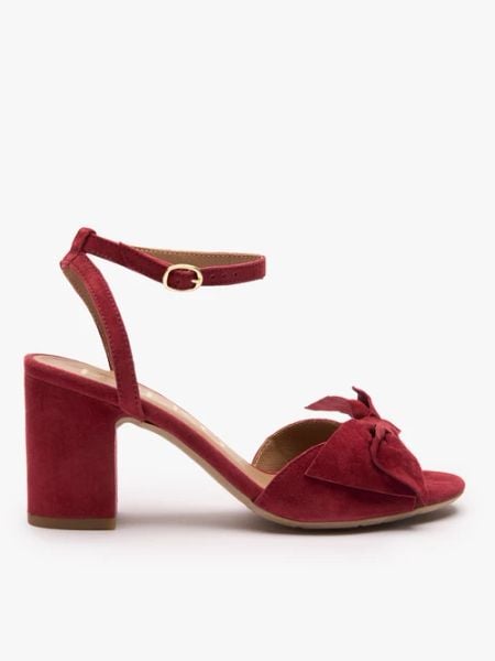 Bordowe sandały z kokardą. Czerwone sandały Ryłko, bez wzorów, ze skóry, eleganckie, z okrągłym noskiem, bez obcasa, na obcasie, bez zapięcia. Za 399.99 zł.