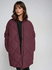 Monki Kurtka zimowa w kolorze bordowym rozmiar: S. Czerwone kurtki Monki, na zimę, s, bez wzorów, z puchu, bez kaptura. Za 151.90 zł.