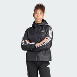Kurtka Essentials 3-Stripes Insulated Hooded. Czarne kurtki adidas, m, bez wzorów, z materiału, bez kaptura. W wyprzedaży za 343.20 zł.