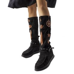 Inna Czarne kozaki w stylu boho Putignano. Czarne kozaki na zimę, bez wzorów, z tworzywa sztucznego, boho, z okrągłym noskiem, bez obcasa, na koturnie, bez zapięcia. Za 74.48 zł.