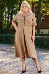 Sukienka z paskiem rozkloszowana do połowy łydki KASJANA beżowa. Brązowe sukienki KARKO, do pracy, plus size, bez wzorów, z elastanu, biznesowe, bez kołnierzyka, plus size, bez ramiączek, midi, rozkloszowane. Za 389.50 zł.
