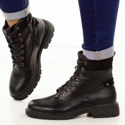 Czarne botki damskie M.Daszyński 2501-3. Czarne botki M.Daszyński, bez wzorów, z jeansu, z okrągłym noskiem, bez obcasa, na obcasie, bez zapięcia. W wyprzedaży za 159.20 zł.