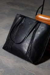 Medicine torebka kolor czarny. Czarne shopper bag MEDICINE, bez wzorów, na ramię, bez dodatków. Za 159.90 zł.