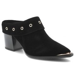 Klapki damskie S.Barski, typu mule na stabilnym obcasie z ozdobnym paskiem z metalowymi oczkami i subtelnym metalicznym akcentem przy nosku, czarne,. Czarne klapki S.BARSKI, bez wzorów, bez obcasa, na obcasie, bez zapięcia. Za 323.90 zł.