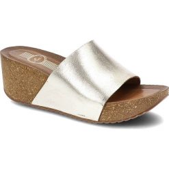 Złote Klapki Lemar Wygodne Buty Na Lato. Żółte klapki Lemar, z aplikacjami, ze skóry, eleganckie, bez obcasa, na koturnie, bez zapięcia. Za 229.00 zł.