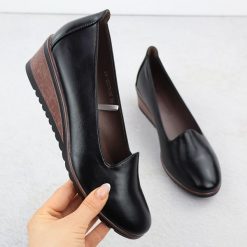 Półbuty na koturnie czarne Potocki SZ12276. Czarne półbuty wsuwane POTOCKI, bez wzorów, ze skóry ekologicznej, bez obcasa, na koturnie. Za 81.00 zł.