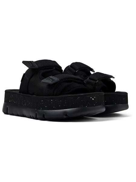 Camper Klapki w kolorze czarnym rozmiar: 42. Czarne klapki Camper, bez wzorów, klasyczne, z otwartym noskiem, bez obcasa, na platformie, bez zapięcia. Za 166.10 zł.