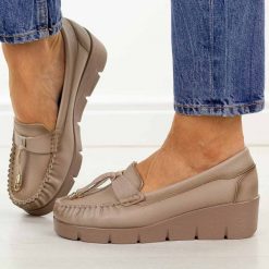 Beżowe skórzane mokasyny damskie Vinceza 39990. Brązowe mokasyny VINCEZA, bez wzorów, z jeansu, z okrągłym noskiem. Za 219.00 zł.