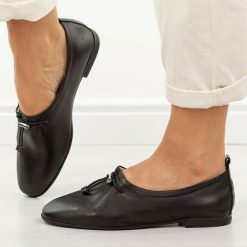 Czarne skórzane półbuty damskie T.Sokolski w26-236. Czarne półbuty wsuwane Sokolski, na jesień, bez wzorów, z jeansu, casualowe, bez obcasa. W wyprzedaży za 251.10 zł.