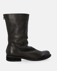 ZIELONE BOTKI Z MARSZCZONĄ CHOLEWKĄ M017LEGROBB012. Zielone botki Venezia, bez wzorów, ze skóry, bez obcasa, bez zapięcia. Za 569.00 zł.