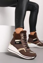 Brązowe Streetwearowe Botki na Koturnie z Metalicznymi Wstawkami i Futerkiem Beloraine. Brązowe botki Born2be, bez wzorów, z jeansu, eleganckie, bez obcasa, na koturnie, bez zapięcia. W wyprzedaży za 97.49 zł.