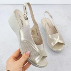 Sandały damskie na koturnie komfortowe beżowe eVento 8863. Brązowe sandały eVento, bez wzorów, ze skóry ekologicznej, bez obcasa, na koturnie, bez zapięcia. Za 129.99 zł.