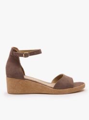 Szare sandały na koturnie. Szare sandały Ryłko, bez wzorów, ze skóry, eleganckie, z okrągłym noskiem, bez obcasa, na koturnie, bez zapięcia. Za 399.99 zł.