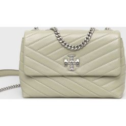 Tory Burch torebka skórzana kolor zielony. Zielone listonoszki Tory Burch, bez wzorów, na ramię, pikowane, bez dodatków. Za 2,939.90 zł.
