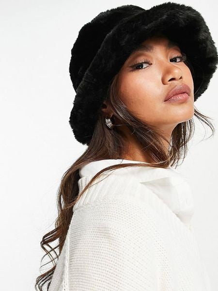 Lucky Bees Kapelusz w kolorze czarnym rozmiar: onesize. Czarne kapelusze Lucky Bees, bez wzorów, z futra. Za 126.45 zł.