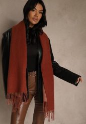 Bordowy Szalik z Bawełny i Wiskozy o Klasycznym Fasonie z Frędzlami Vetirosa. Czerwone szaliki i kominy Renee, bez wzorów, z bawełny, klasyczne. Za 39.99 zł.