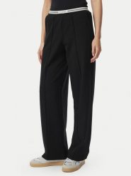 Guess Spodnie materiałowe V6BB14 W4758 Czarny Regular Fit. Czarne spodnie materiałowe Guess, z aplikacjami, z materiału. Za 369.99 zł.