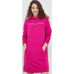 Tommy Hilfiger sukienka kolor różowy mini prosta. Czerwone sukienki Tommy Hilfiger, na co dzień, s, bez wzorów, bez kołnierzyka, bez ramiączek, mini, proste. W wyprzedaży za 399.99 zł.