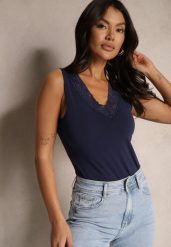 Granatowy Top z Bawełny z Koronkową Wstawką Arivara. Niebieskie topy Renee, l, z aplikacjami, z bawełny, eleganckie, bez kołnierzyka, bez ramiączek. W wyprzedaży za 15.99 zł.