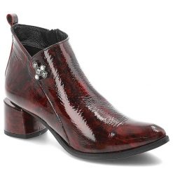 Botki damskie Armodo o eleganckim fasonie z lakierowaną cholewką ozdobną aplikacją z kryształkami i stabilnym obcasem typu słupek bordowe, 2576 Bordo. Czerwone botki Armodo, z aplikacjami, z jeansu, eleganckie, bez obcasa, na obcasie, bez zapięcia. Za 479.00 zł.