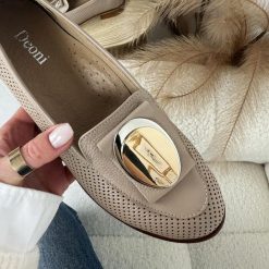 Cappuccino skórzane Polskie mokasyny damskie Deoni D620. Brązowe mokasyny Deoni, z aplikacjami, z jeansu, z okrągłym noskiem. Za 419.00 zł.
